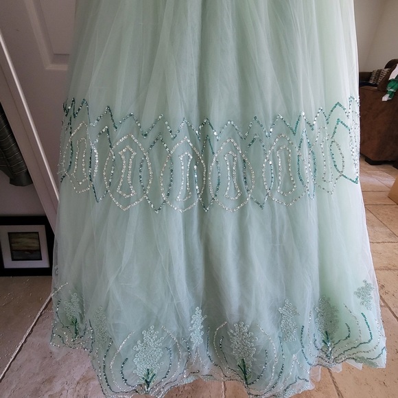 Luxurious long sleeve ballgown - Picture 10 of 16